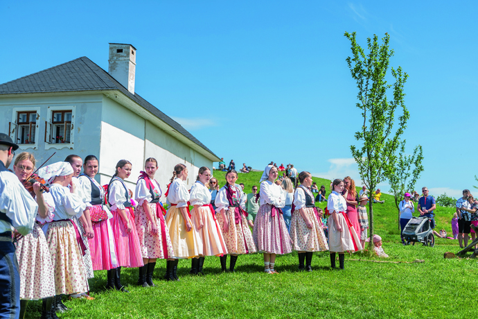Skanzen Rochus a okolní přírodní park stojí za návštěvu nejen v čase májovém.
