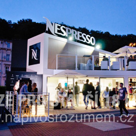 2. Dát si skvělou kávu
Zásadním nápojem pro akční festivalové návštěvníky je káva. Jděte na jistotu - do Nespresso Café, designové kavárny, která vyrostla kousek od Thermalu. V Nespresso Café se budou moci návštěvníci v rámci festivalového programu také potkat se svými oblíbenými režiséry, herci a dalšími filmařskými profesionály, a mimo jiné zde proběhne také setkání s lokálními porotci a vítězi soutěže Nespresso Talents.
Více informací ze světa oficiální kávy festivalu je k nalezení na webových stránkách
www.nespressokviff.cz
2. Dát si skvělou kávu
Zásadním nápojem pro akční festivalové návštěvníky je káva. Jděte na jistotu - do Nespresso Café, designové kavárny, která vyrostla kousek od Thermalu. V Nespresso Café se budou moci návštěvníci v rámci festivalového programu také potkat se svými oblíbenými režiséry, herci a dalšími filmařskými profesionály, a mimo jiné zde proběhne také setkání s lokálními porotci a vítězi soutěže Nespresso Talents.
Více informací ze světa oficiální kávy festivalu je k nalezení na webových stránkách
www.nespressokviff.cz