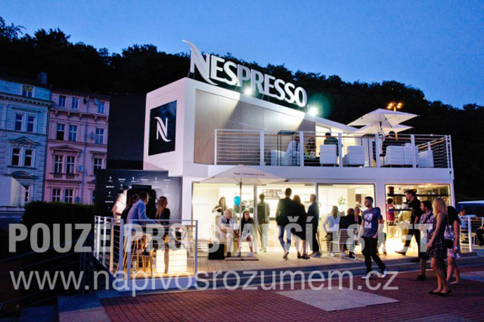 2. Dát si skvělou kávu
Zásadním nápojem pro akční festivalové návštěvníky je káva. Jděte na jistotu - do Nespresso Café, designové kavárny, která vyrostla kousek od Thermalu. V Nespresso Café se budou moci návštěvníci v rámci festivalového programu také potkat se svými oblíbenými režiséry, herci a dalšími filmařskými profesionály, a mimo jiné zde proběhne také setkání s lokálními porotci a vítězi soutěže Nespresso Talents.
Více informací ze světa oficiální kávy festivalu je k nalezení na webových stránkách
www.nespressokviff.cz

 
