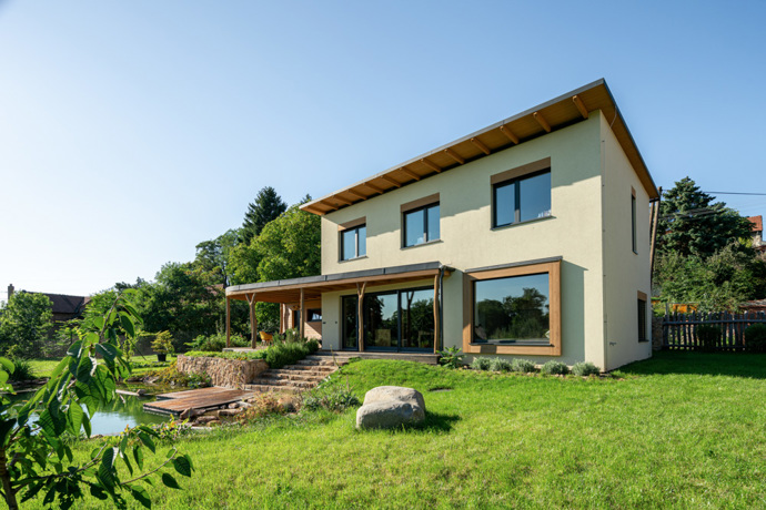 Architektka v době, kdy dům vznikal, začínala pracovat s feng-shui a její začátky byly často zdrojem humorných situací, například kamenná želva před domem, která má přinášet bezpečí. Díky tomu pak pokračovali s dalšími kamennými prvky, například s dlažbou, schody nebo opěrnými stěnami u jezírka. 
