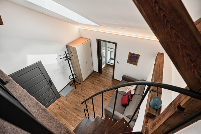 Rekonstrukce přitom neprobíhá pod taktovkou žádného architektonického studia. Manželé ji vedou zcela ve vlastní režii. Sami objevují skryté možnosti objektu a zároveň citlivě doplňují jeho interiér.
