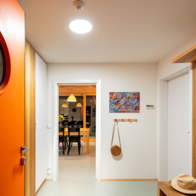 Projekt „Dům s vodním světem“ je ukázkou toho, jak může vzniknout harmonické propojení moderní architektury, přírody a energeticky úsporných řešení. Nabízí dokonalé spojení moderní architektury, přírodních prvků a komfortu. 
