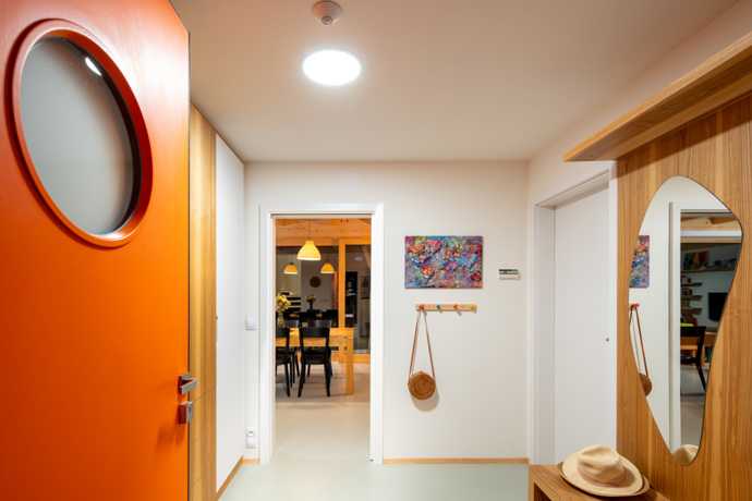 Projekt „Dům s vodním světem“ je ukázkou toho, jak může vzniknout harmonické propojení moderní architektury, přírody a energeticky úsporných řešení. Nabízí dokonalé spojení moderní architektury, přírodních prvků a komfortu. 
