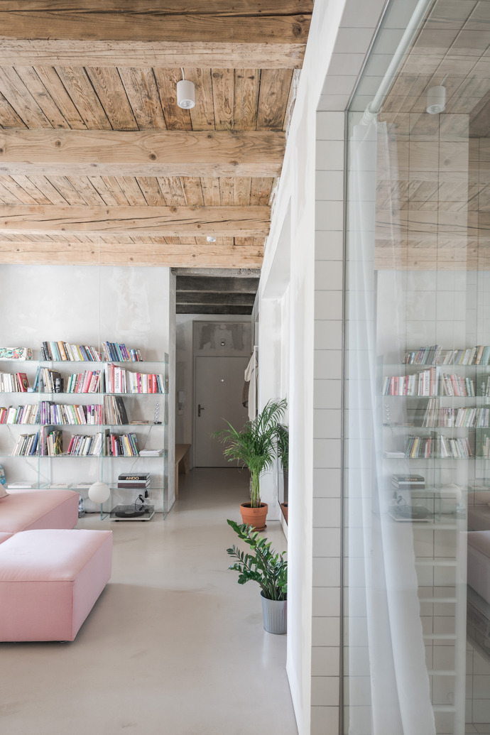 Slovenští architekti ze studia Kilo/Honč nás pozvali na návštěvu bytu ze 30. let, kde se pokusili mladé rodině vytvořit takový prostor, která by vypovídal o jejich individualitě a jeho návštěva byla pro každého zážitkem.
Slovenští architekti ze studia Kilo/Honč nás pozvali na návštěvu bytu ze 30. let, kde se pokusili mladé rodině vytvořit takový prostor, která by vypovídal o jejich individualitě a jeho návštěva byla pro každého zážitkem.