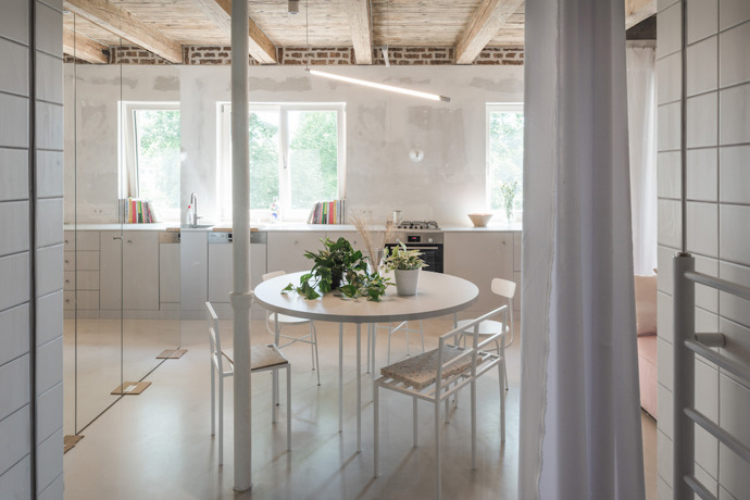 Slovenští architekti ze studia Kilo/Honč nás pozvali na návštěvu bytu ze 30. let, kde se pokusili mladé rodině vytvořit takový prostor, která by vypovídal o jejich individualitě a jeho návštěva byla pro každého zážitkem.
Slovenští architekti ze studia Kilo/Honč nás pozvali na návštěvu bytu ze 30. let, kde se pokusili mladé rodině vytvořit takový prostor, která by vypovídal o jejich individualitě a jeho návštěva byla pro každého zážitkem.