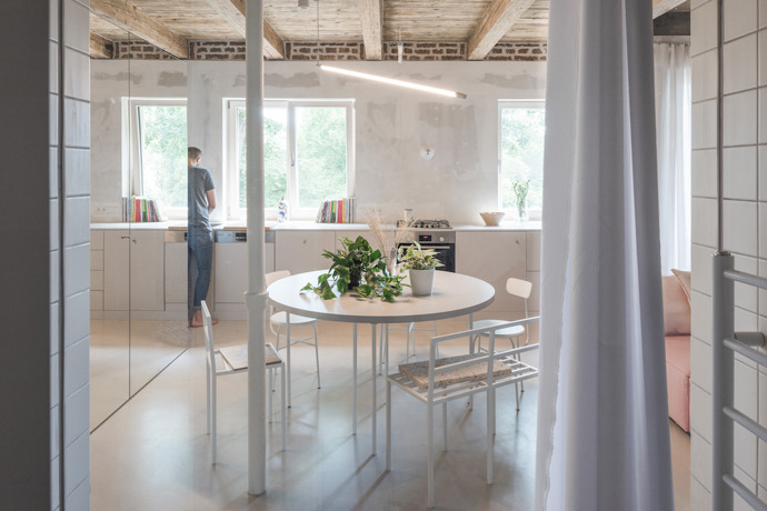 Slovenští architekti ze studia Kilo/Honč nás pozvali na návštěvu bytu ze 30. let, kde se pokusili mladé rodině vytvořit takový prostor, která by vypovídal o jejich individualitě a jeho návštěva byla pro každého zážitkem.
Slovenští architekti ze studia Kilo/Honč nás pozvali na návštěvu bytu ze 30. let, kde se pokusili mladé rodině vytvořit takový prostor, která by vypovídal o jejich individualitě a jeho návštěva byla pro každého zážitkem.