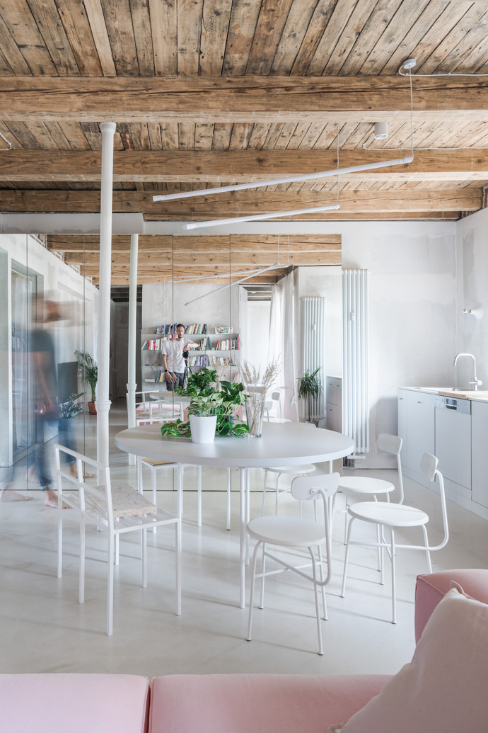 Slovenští architekti ze studia Kilo/Honč nás pozvali na návštěvu bytu ze 30. let, kde se pokusili mladé rodině vytvořit takový prostor, která by vypovídal o jejich individualitě a jeho návštěva byla pro každého zážitkem.
Slovenští architekti ze studia Kilo/Honč nás pozvali na návštěvu bytu ze 30. let, kde se pokusili mladé rodině vytvořit takový prostor, která by vypovídal o jejich individualitě a jeho návštěva byla pro každého zážitkem.