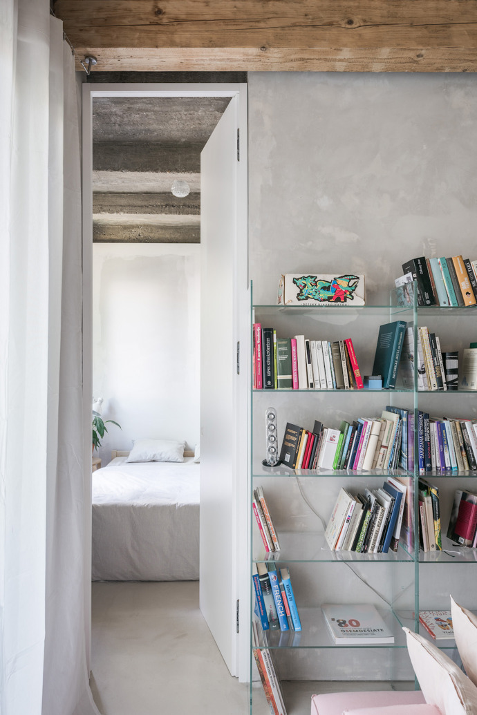 Slovenští architekti ze studia Kilo/Honč nás pozvali na návštěvu bytu ze 30. let, kde se pokusili mladé rodině vytvořit takový prostor, která by vypovídal o jejich individualitě a jeho návštěva byla pro každého zážitkem.
Slovenští architekti ze studia Kilo/Honč nás pozvali na návštěvu bytu ze 30. let, kde se pokusili mladé rodině vytvořit takový prostor, která by vypovídal o jejich individualitě a jeho návštěva byla pro každého zážitkem.