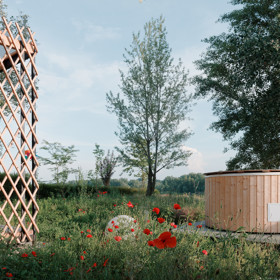 Tvar tradiční kruhové jurty uchvátil mladý manželský pár, který si chtěl postavit víkendový domek. Architekti jim přání splnili a vytvořili jednoduchou dřevostavbu, která zadání dokonale splňuje. 
