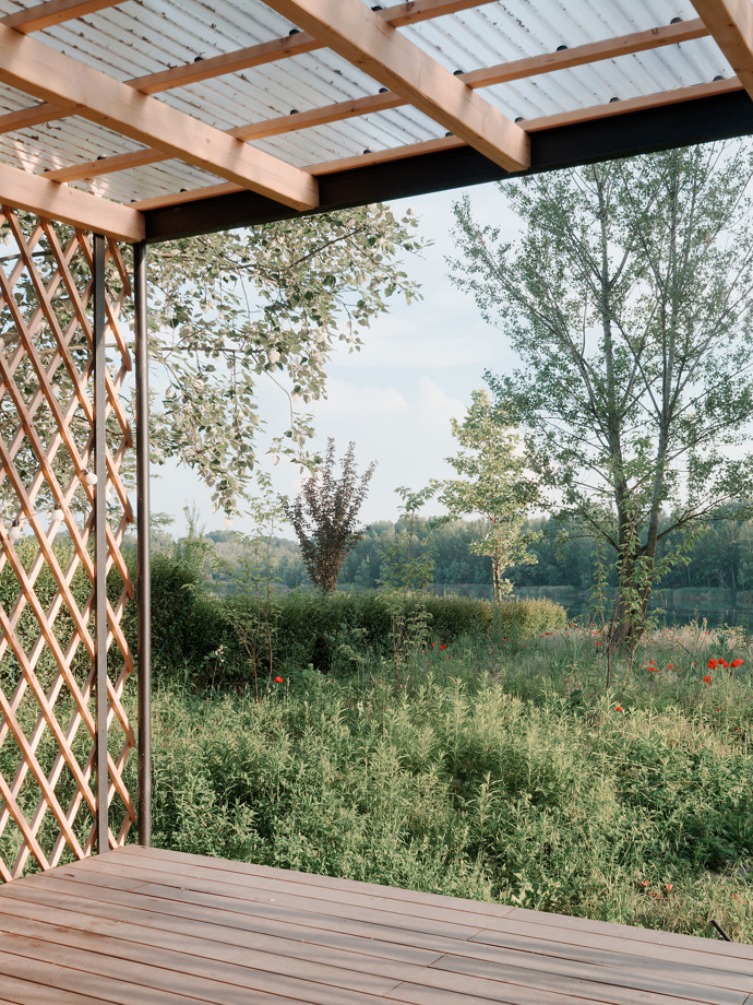 Tvar tradiční kruhové jurty uchvátil mladý manželský pár, který si chtěl postavit víkendový domek. Architekti jim přání splnili a vytvořili jednoduchou dřevostavbu, která zadání dokonale splňuje. 
