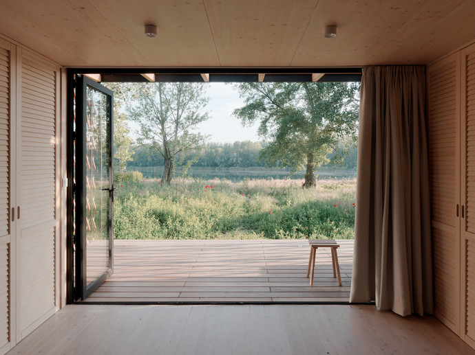 Tvar tradiční kruhové jurty uchvátil mladý manželský pár, který si chtěl postavit víkendový domek. Architekti jim přání splnili a vytvořili jednoduchou dřevostavbu, která zadání dokonale splňuje. 
