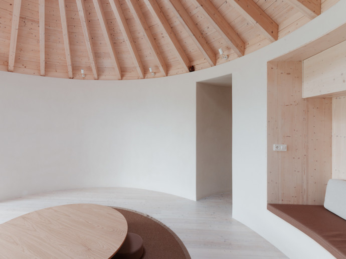 Tvar tradiční kruhové jurty uchvátil mladý manželský pár, který si chtěl postavit víkendový domek. Architekti jim přání splnili a vytvořili jednoduchou dřevostavbu, která zadání dokonale splňuje. 

