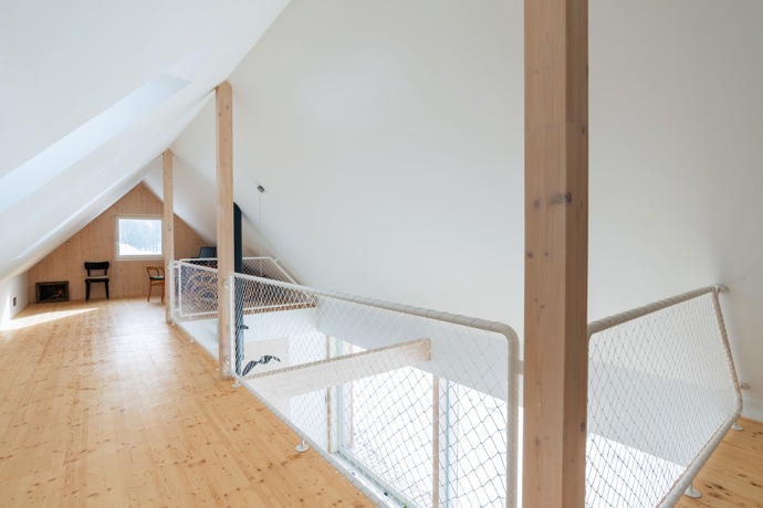 V podkroví je galerie, kde mají volné pole působnosti početné návštěvy a dočasně se tam dá i spát. Dole je kompletní zázemí a dvě ložnice: pro domácí a hosty.
V podkroví je galerie, kde mají volné pole působnosti početné návštěvy a dočasně se tam dá i spát. Dole je kompletní zázemí a dvě ložnice: pro domácí a hosty.