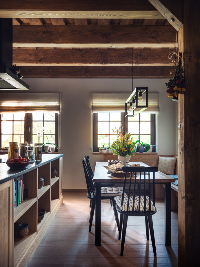 Na černých prvcích, které nabourávají nadvládu dřeva, se domácí s architektkou shodli.
