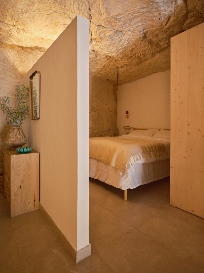 Každý apartmán má vlastní koupelnu, obývací prostor a kuchyni s jídelnou, takže funguje jako samostatná jednotka.

