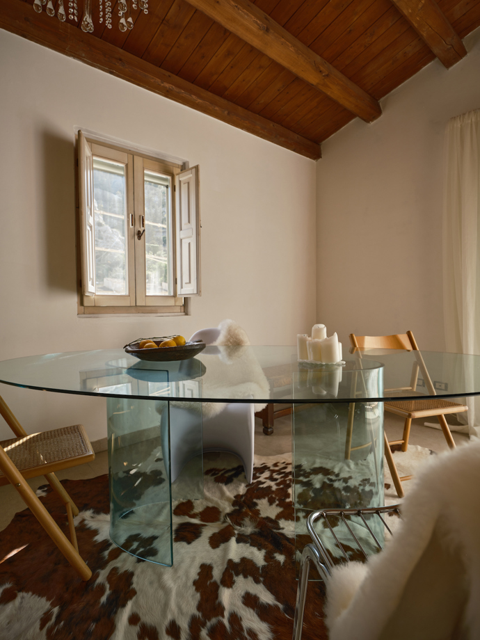 Casa Blanca je ubytování snů. Tři apartmány vytesané do skály v historickém Scicli vás vtáhnou do světa, kde vládne vintage, autentičnost a atmosféra dolce far niente.
