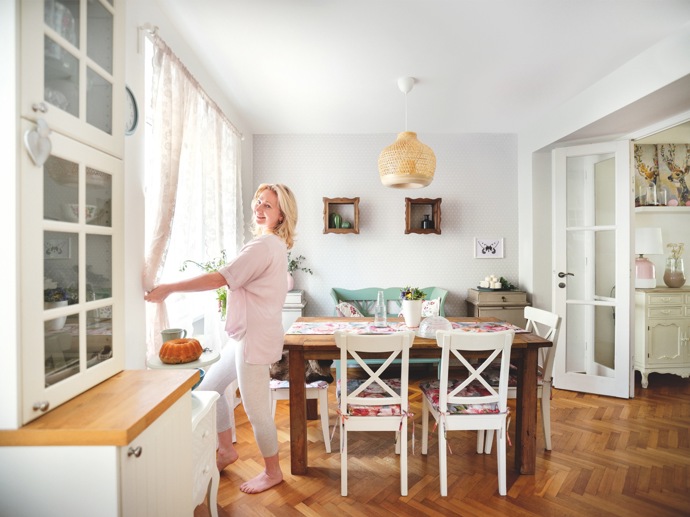 Proměna kuchyně a jídelny: Majitelka chtěla, aby interiér působil romanticky, ale ne naivně, útulně, a přitom funkčně
