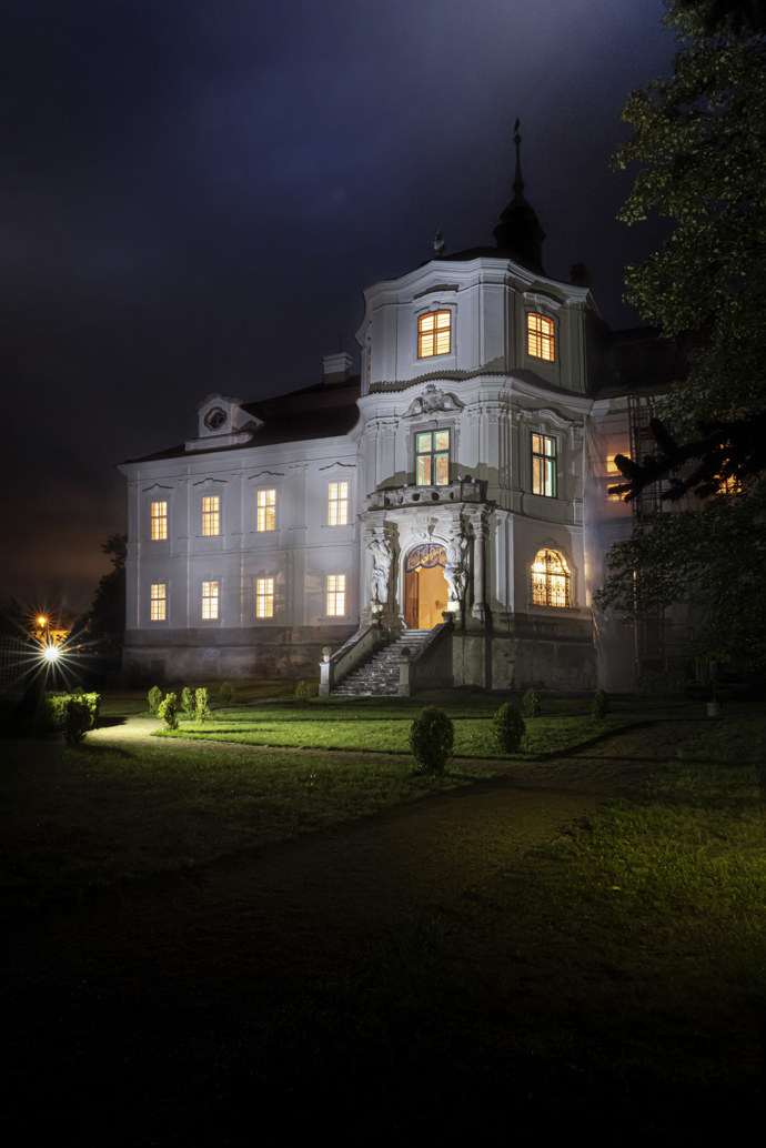 La Nuit des Châteaux na zámku Trpísty

22. října 2022

Světelná instalace v zahradách i interiérech barokního zámku Trpísty, projekce i malba světlem a špičkové hudební kulisy. Pokud chcete zažít multimediální noc, nebo jenom nahlédnout do zámku bez průvodce, pak 22. října vyrazte na zámek Trpísty. 
