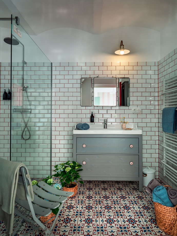 Klenutý strop v jedné z koupelen naznačuje, že zde v minulosti bývaly stáje.
Klenutý strop v jedné z koupelen naznačuje, že zde v minulosti bývaly stáje.