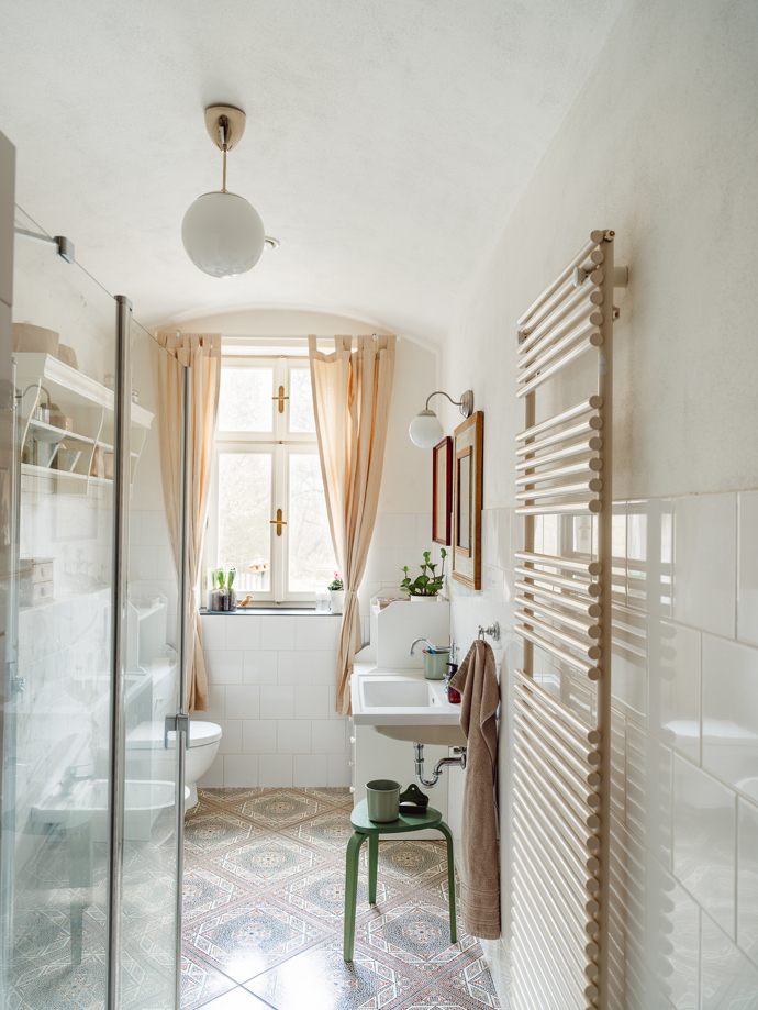 Moderní vybavení a starý design vytvořily praktickou, ale i elegantní koupelnu.
Moderní vybavení a starý design vytvořily praktickou, ale i elegantní koupelnu.