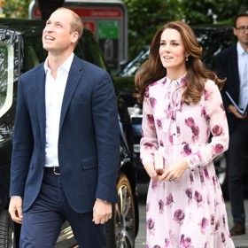 Princezna Kate dobře ví, co jí sluší. Květované šaty jsou jedním z takových kousků, které obléká v různých variacích. 

