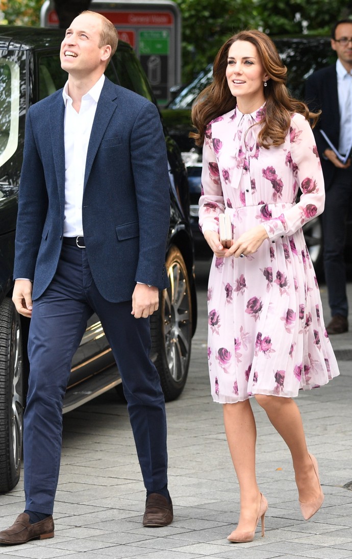 Princezna Kate dobře ví, co jí sluší. Květované šaty jsou jedním z takových kousků, které obléká v různých variacích. 
