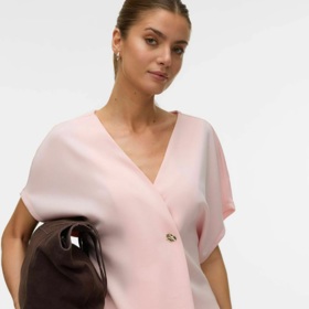 Minimalistická véčková halenka, Vero Moda, 999 Kč
Minimalistická véčková halenka, Vero Moda, 999 Kč