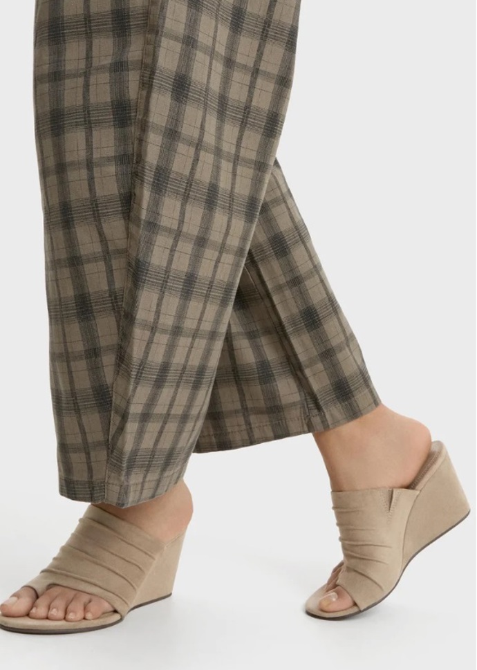 Pantofle na klínku, Bershka, 849 Kč
