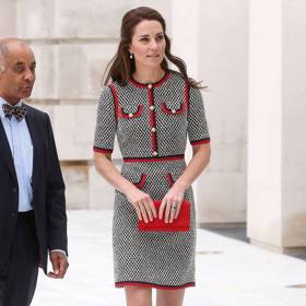Na otevření nového vchodu do Victoria & Albert muzea v Londýně Kate oblékla tvídové šaty od Gucciho s červeným lemováním. 
