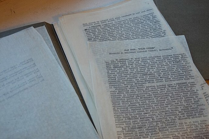 Knihy se v samizdatu šířily mezi lidmi potají a často z ruky do ruky. Důvěra mezi čtenáři byla klíčová, protože jeden omyl mohl mít vážné následky.
Knihy se v samizdatu šířily mezi lidmi potají a často z ruky do ruky. Důvěra mezi čtenáři byla klíčová, protože jeden omyl mohl mít vážné následky.