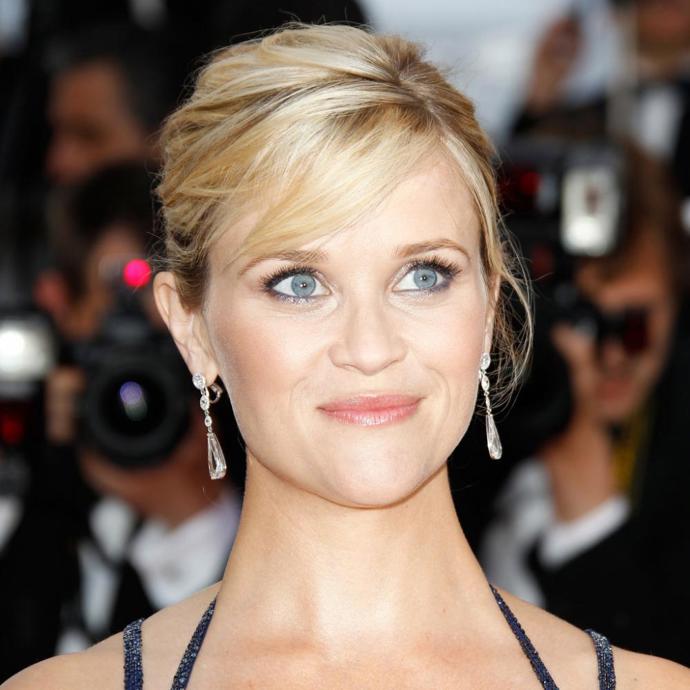 Elegantní drdol patří mezi nestárnoucí klasiku. A toho si je dobře vědoma i hollywoodská herečka Reese Whiterspoon. S pečlivě vyčesaným drdolem téměř vždy jistě zazáříte a budete v každém věku hvězdou všech večírků. Pozor dejte pouze na to, pokud máte méně vlasů, aby vám na hlavě s drdolem nevznikla lysá místa. V případě kulatého obličeje a hranatého tvaru obličeje, nechte na každé straně viset podél tváře volně prameny vlasů, které tvář opticky prodlouží a účes vám tak nebude přidávat kila ani roky navíc.
