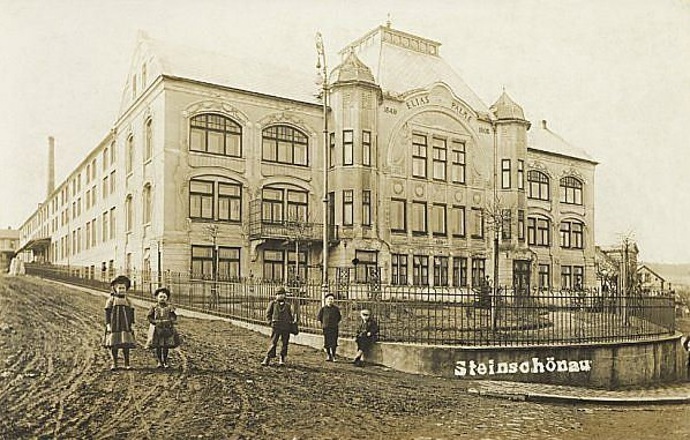 Zatímco firmu Elias Palme & Co založil Elias Palme v roce 1849, samotná továrna v Kamenickém Šenově vznikla až v roce 1905. 
