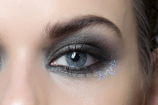 Beauty trendy z přehlídek: Vínová pohádka o probdělé noci