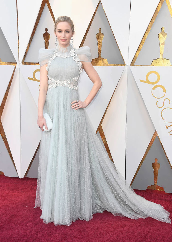 Emily Blunt v šatech od Schiaparelli Haute Couture se šperky od Chopard.
