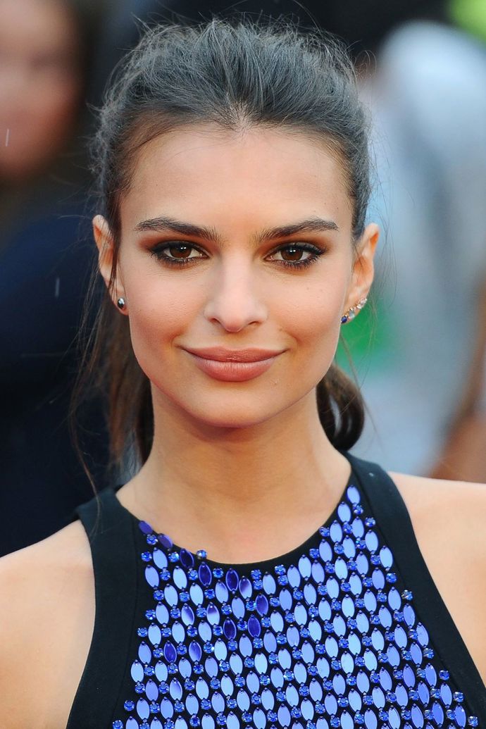 Na evropské premiéře filmu We Are Your Friends vypadala Emily Ratajkowski naprosto fantasticky. Culík šel dokonale do kombinace s kouřovým líčením a nude rtěnkou, kterou zvolila.
