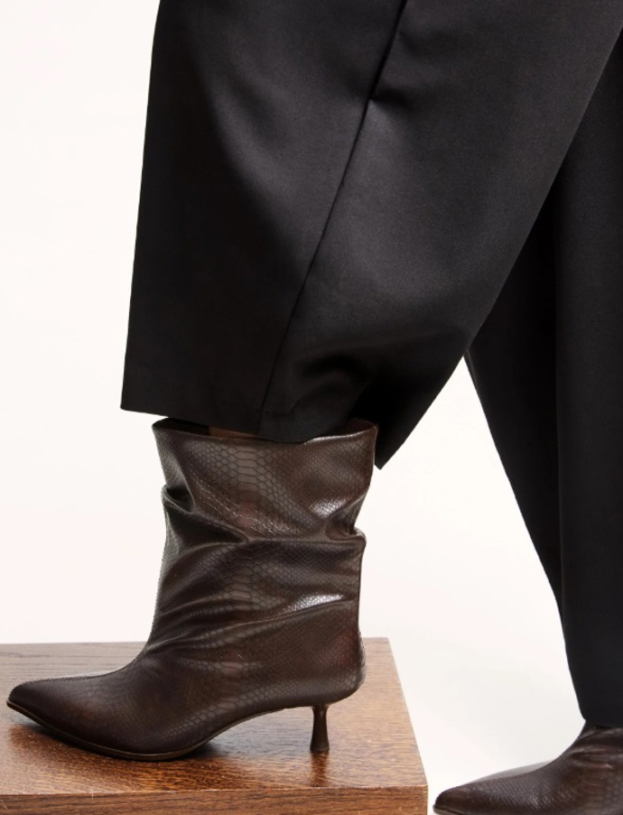 Slouchy kozačky s potiskem hadí kůže, Bershka, 1 199 Kč
