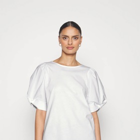 Halenka: Esprit, 1 200 Kč
Halenka: Esprit, 1 200 Kč