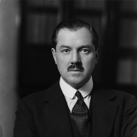 Na svého prvního manžela nikdy nezapomněla. Kapitán David Euan Wallace s ní žil sice jen mezi lety 1913-1919, přesto jeho portrét u sebe měla i na smrtelné posteli.
Na svého prvního manžela nikdy nezapomněla. Kapitán David Euan Wallace s ní žil sice jen mezi lety 1913-1919, přesto jeho portrét u sebe měla i na smrtelné posteli.