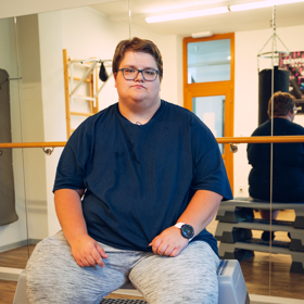 Jaroslavu Petřekovi je 19 let a váží 181 kilogramů. Extrémní proměna s Martinem Košťálem je jeho poslední šanci, lékaři mu jinak predikují špatný konec. 
