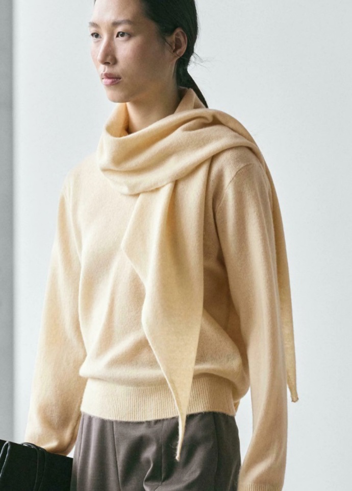 Svetr se šálou, Massimo Dutti, 2 399 Kč
