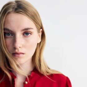 Halenka s volánkovými lemy, H&M, 599 Kč
