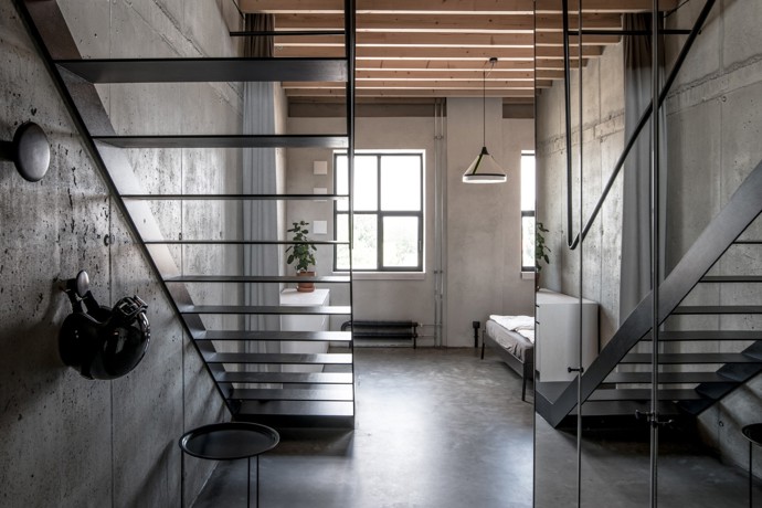 Bratislavský loft osvěžujícím způsobem zdůrazňuje surovou estetiku