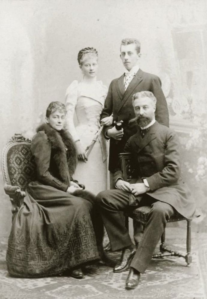 Rodina vévody z Alençonu: Vévodkyně Žofie Bavorská, její manžel Ferdinand, dcera bavorská princezna Luisa a syn Emmanuel, vévoda z Vendôme
Rodina vévody z Alençonu: Vévodkyně Žofie Bavorská, její manžel Ferdinand, dcera bavorská princezna Luisa a syn Emmanuel, vévoda z Vendôme