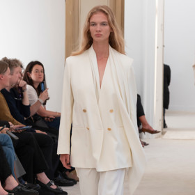 Cloud Dancer na přehlídce Alberta Ferretti
Cloud Dancer na přehlídce Alberta Ferretti