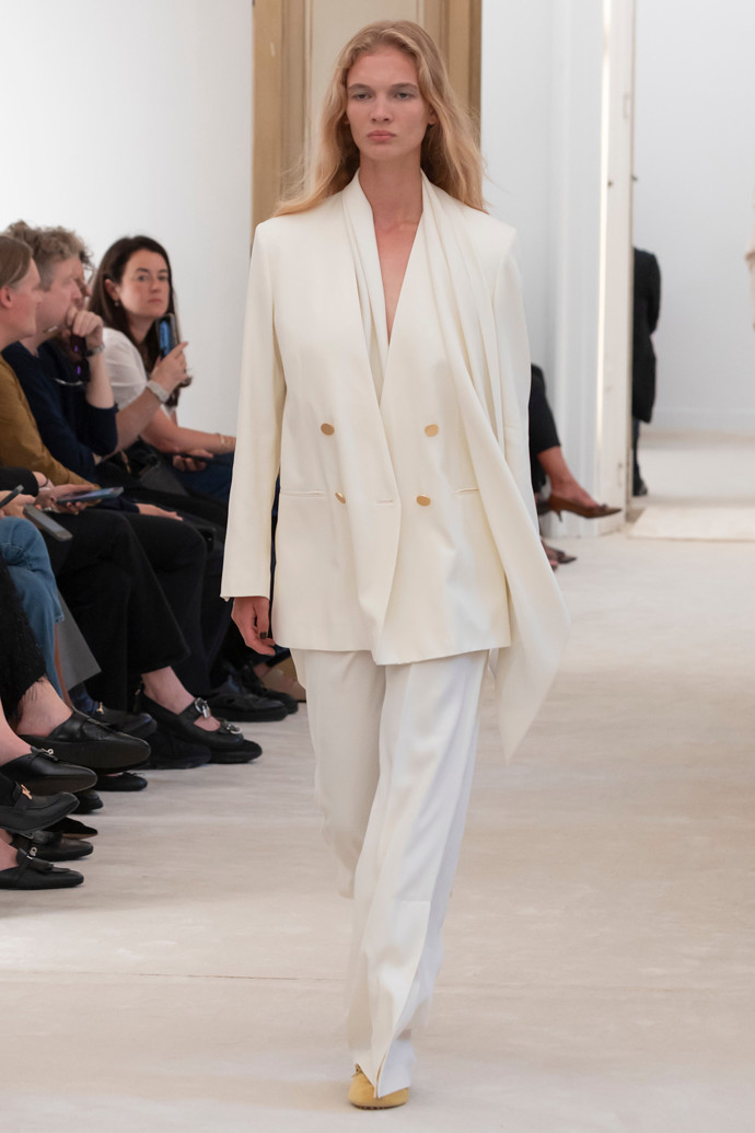 Cloud Dancer na přehlídce Alberta Ferretti
Cloud Dancer na přehlídce Alberta Ferretti