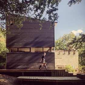 Moderní přístavba k budově z 18. století Moderní přístavba k budově z 18. století