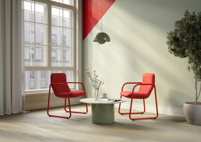 Na míru vytvořené schodiště působí, jako by levitovalo. Na vrcholu na odvážlivce čeká křeslo Flexi Lounge, oceněné prestižní cenou Red Dot Design Award 2025.
