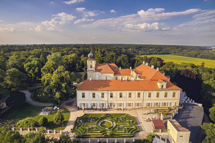 Kniha není jen sbírkou povídek. Je to literární hostina. Mezi postavami se objevují komorné, podkoní, princezny i slavní hosté.
Kniha není jen sbírkou povídek. Je to literární hostina. Mezi postavami se objevují komorné, podkoní, princezny i slavní hosté.