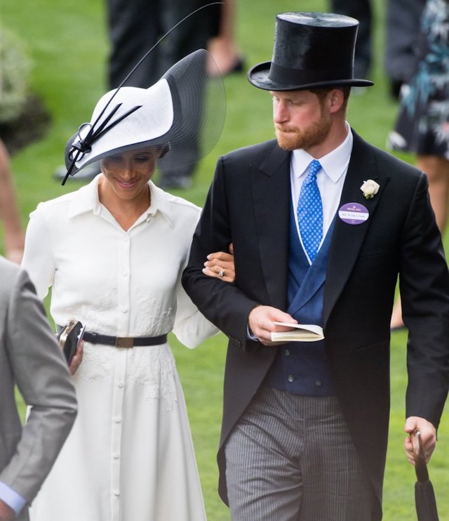 Inspirujte se vévodkyní ze Sussexu. Toto je 5 outfitů, které se hodí na pracovní schůzku