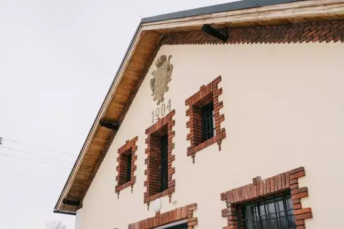 V Sázavě se příběh industriální architektury píše jiným tempem. Huť František, spojená se silnou sklářskou tradicí, dnes funguje jako kulturní a společenský prostor. 
